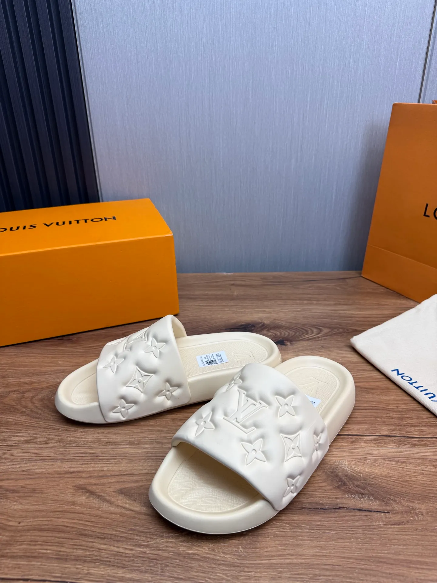 Men's shoes 💰260💰 ▪️LV's popular Little Red Book popular slippers hot sale: 1 shipment✅ Super textured and comfortable slippers, original TPU outsole. Authentic counter box drawer box packaging 🎁Size 38-45
